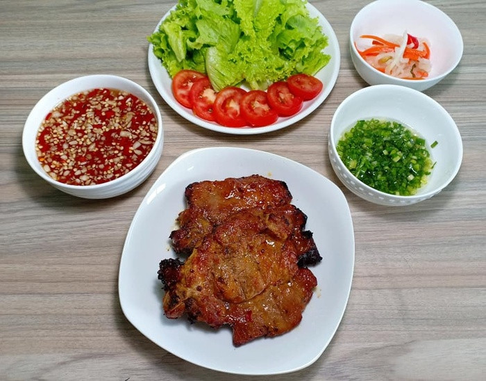 Cuối tuần, mẹ đãi cơm sườn cốt lết nướng mật ong ngọt thơm