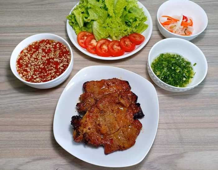 Cuối tuần, mẹ đãi cơm sườn cốt lết nướng mật ong ngọt thơm