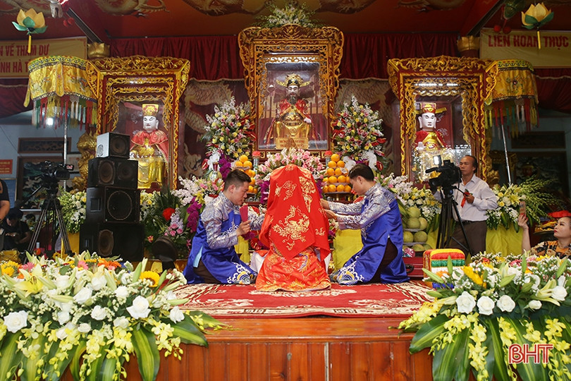 Những tiết mục hầu đồng, hát chầu văn đặc sắc tại Liên hoan Thực hành tín ngưỡng thờ Mẫu Tam phủ ở Hà Tĩnh