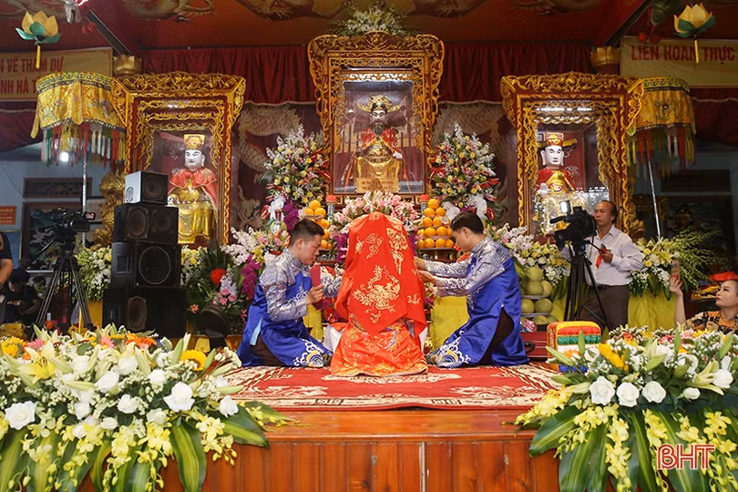 Những tiết mục hầu đồng, hát chầu văn đặc sắc tại Liên hoan Thực hành tín ngưỡng thờ Mẫu Tam phủ ở Hà Tĩnh