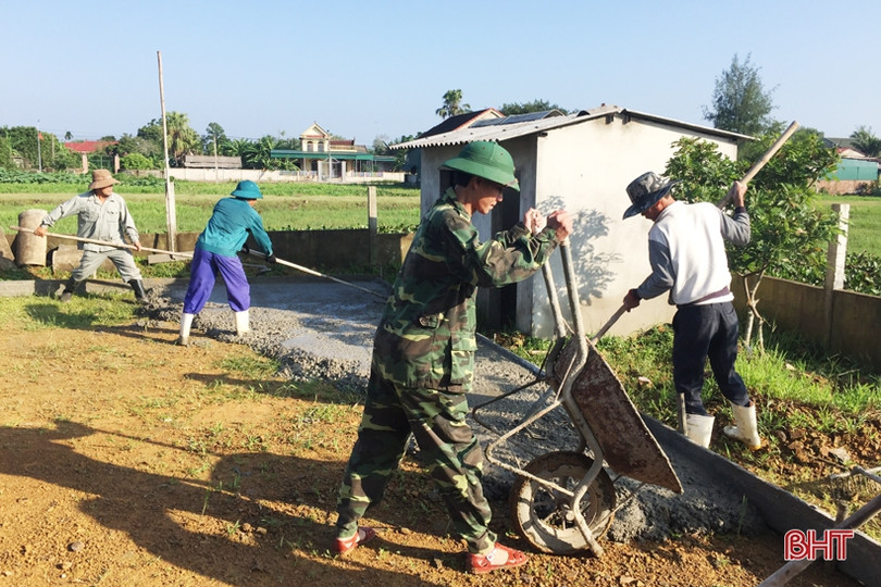 Huyện đội Thạch Hà giúp dân Thạch Hội làm nông thôn mới