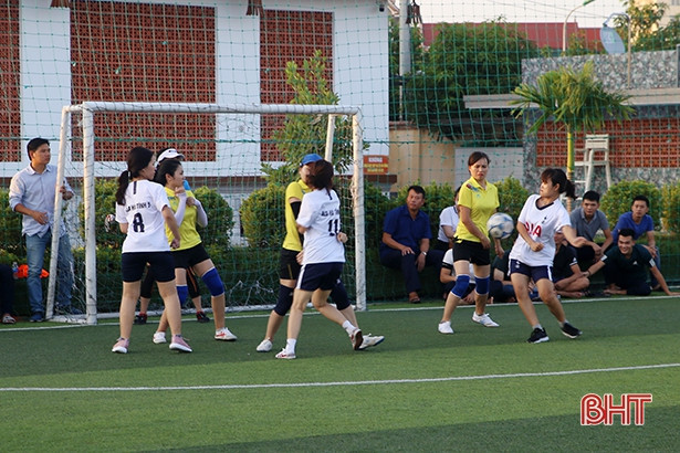 Công an TP Hà Tĩnh bảo vệ thành công chức vô địch bóng đá nữ thanh niên