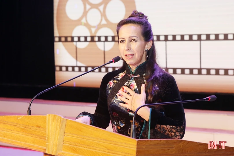 Lãnh đạo tỉnh tặng hoa chúc mừng nhà văn Đức gốc Hà Tĩnh Isabelle Muler