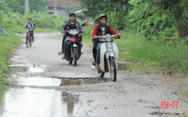 Học sinh cấp 2 đầu trần phi xe máy như bay đến trường