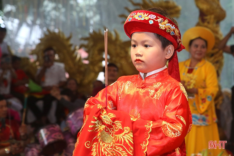 Những tiết mục hầu đồng, hát chầu văn đặc sắc tại Liên hoan Thực hành tín ngưỡng thờ Mẫu Tam phủ ở Hà Tĩnh