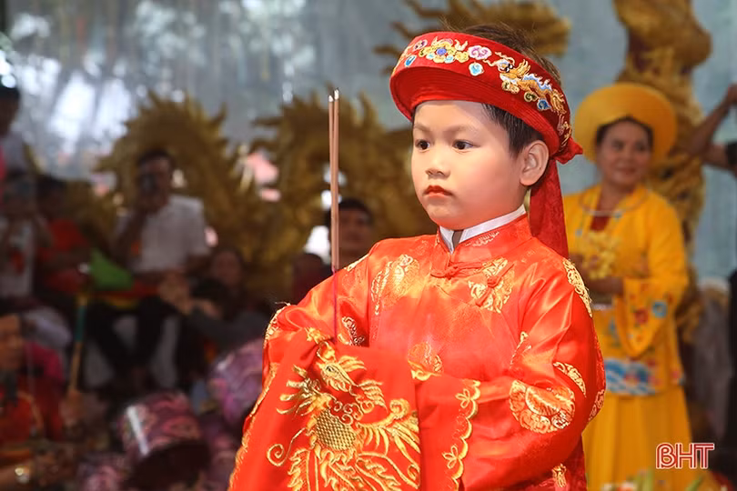 Những tiết mục hầu đồng, hát chầu văn đặc sắc tại Liên hoan Thực hành tín ngưỡng thờ Mẫu Tam phủ ở Hà Tĩnh