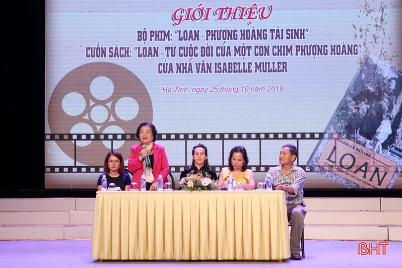 Lãnh đạo tỉnh tặng hoa chúc mừng nhà văn Đức gốc Hà Tĩnh Isabelle Muler