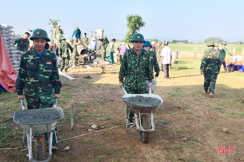 Huyện đội Thạch Hà giúp dân Thạch Hội làm nông thôn mới