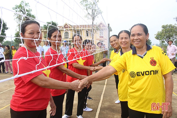 Gần 170 “tuyển thủ” tham gia Giải bóng chuyền hơi nữ người cao tuổi Lộc Hà