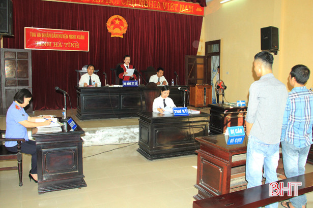 Dùng dao “mẹo” chém người, 2 trai làng nhận 54 tháng tù giam