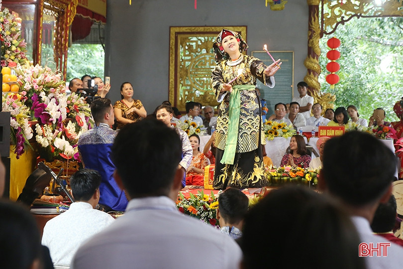 Những tiết mục hầu đồng, hát chầu văn đặc sắc tại Liên hoan Thực hành tín ngưỡng thờ Mẫu Tam phủ ở Hà Tĩnh