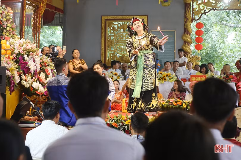 Những tiết mục hầu đồng, hát chầu văn đặc sắc tại Liên hoan Thực hành tín ngưỡng thờ Mẫu Tam phủ ở Hà Tĩnh