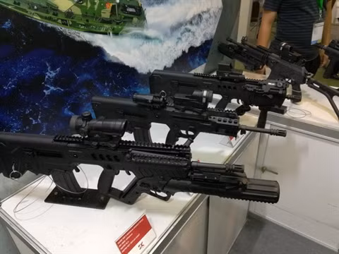 Việt Nam trang bị súng phóng lựu kẹp nòng mới cho GTAR-21