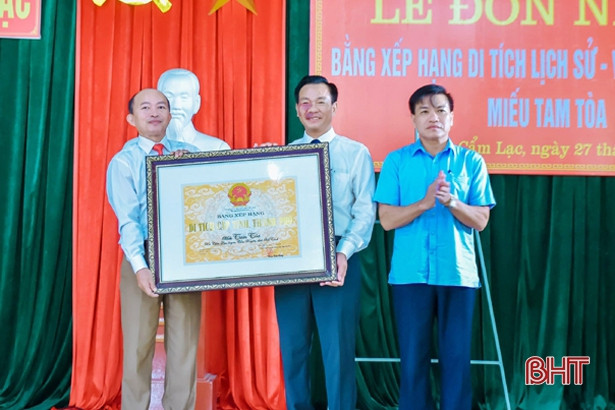 Đón nhận bằng công nhận di tích lịch sử - văn hóa cấp tỉnh miếu Tam Tòa