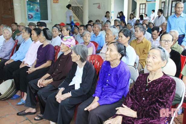 Khám, cấp thuốc miễn phí cho hơn 100 người cao tuổi, gia đình chính sách ở Nghi Xuân