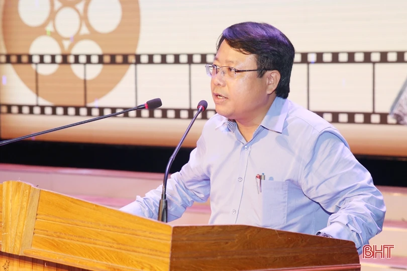 Lãnh đạo tỉnh tặng hoa chúc mừng nhà văn Đức gốc Hà Tĩnh Isabelle Muler