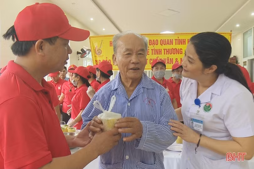 Hơn 600 suất cháo miễn phí đến với bệnh nhân điều trị tại BVĐK Hà Tĩnh