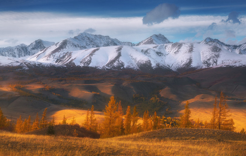 Vẻ đẹp độc đáo của vùng Altai vào mùa thu nổi bật hơn cả với những sắc thái tự nhiên ngoạn mục khắp mọi nơi. Tại đây, du khách có thể cưỡi ngựa, thong thả ngắm những hồ nước trong xanh và khung cảnh hùng vĩ tuyệt đẹp. Một hoạt động phổ biến khác là ngâm mình trong dòng suối khoáng nóng Dzhumalinskie, giúp giải phóng căng thẳng và trẻ hóa da. Ảnh: Konstantin Tsibin. Nước Nga đổ vàng, đẹp nao lòng khi đất trời sang thu