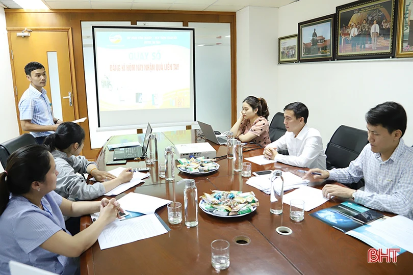 Viettel Hà Tĩnh quay số trúng thưởng chương trình “Đăng ký hôm nay nhận quà liền tay”