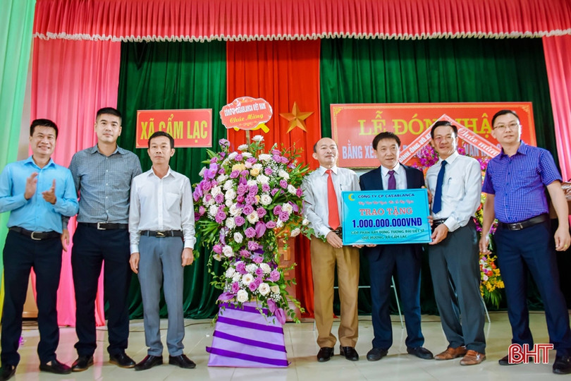 Đón nhận bằng công nhận di tích lịch sử - văn hóa cấp tỉnh miếu Tam Tòa