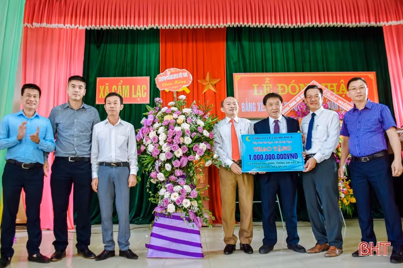 Đón nhận bằng công nhận di tích lịch sử - văn hóa cấp tỉnh miếu Tam Tòa