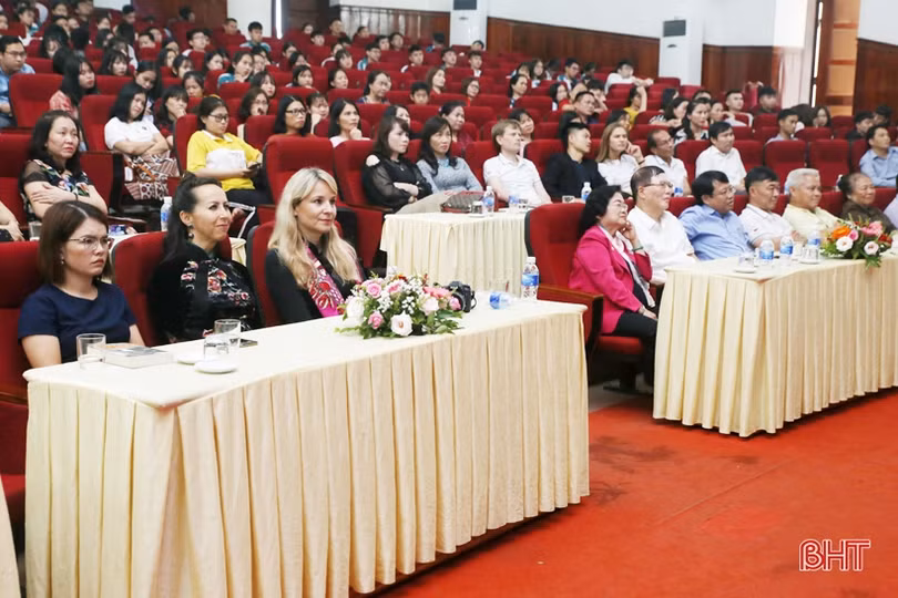 Lãnh đạo tỉnh tặng hoa chúc mừng nhà văn Đức gốc Hà Tĩnh Isabelle Muler