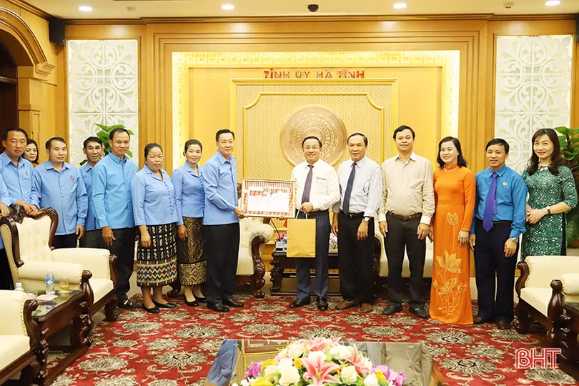 Tổ chức công đoàn góp phần thắt chặt quan hệ hợp tác, phát triển Hà Tĩnh - Bôlykhămxay