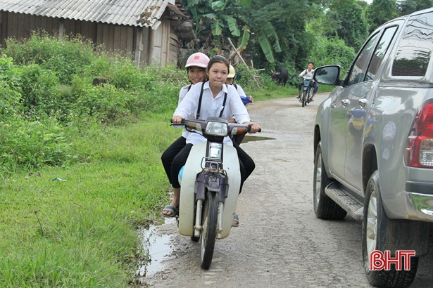 Học sinh cấp 2 đầu trần phi xe máy như bay đến trường