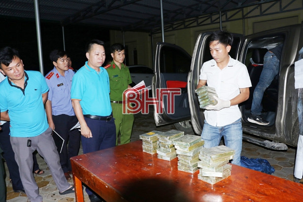 Bắt 2 đối tượng vận chuyển 30 bánh heroin, 6.000 viên ma túy tổng hợp từ Hương Sơn đi Vinh