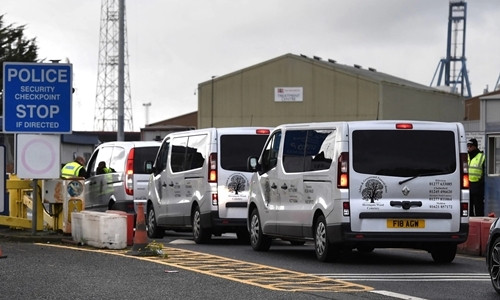 Đoàn xe chở thi thể từ cảng Tilbury đến bệnh viện Broomfield ngày 25/10. Ảnh: Reuters . Quy trình xác định danh tính 39 thi thể trong container