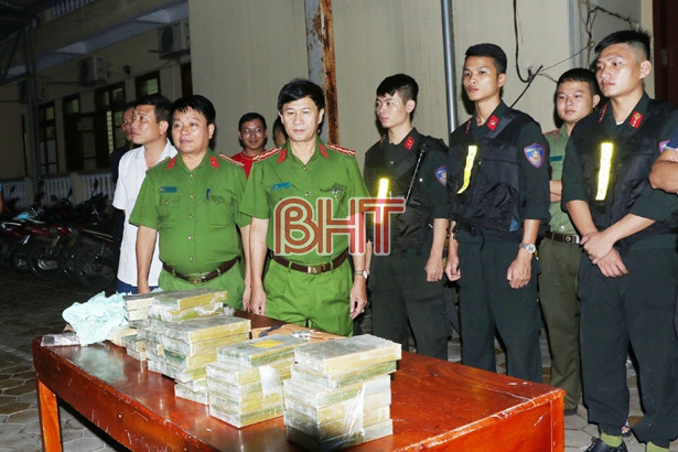 Bắt 2 đối tượng vận chuyển 30 bánh heroin, 6.000 viên ma túy tổng hợp từ Hương Sơn đi Vinh