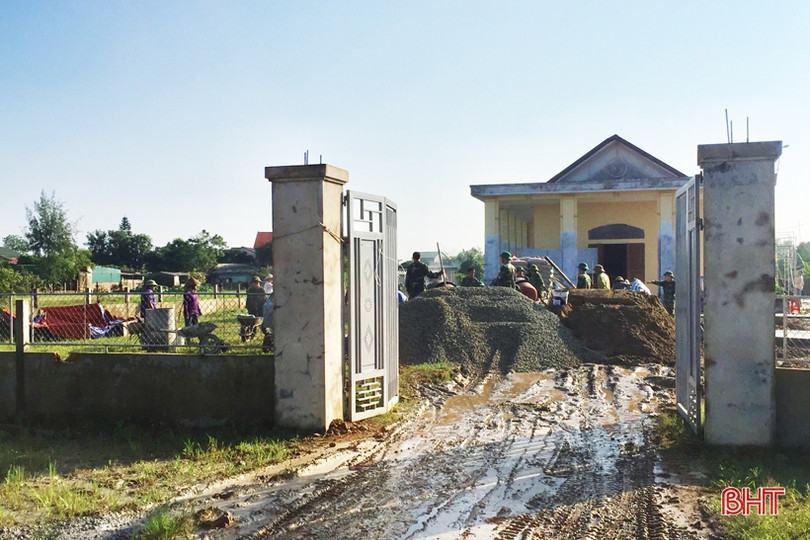 Huyện đội Thạch Hà giúp dân Thạch Hội làm nông thôn mới