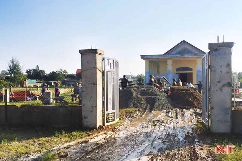 Huyện đội Thạch Hà giúp dân Thạch Hội làm nông thôn mới