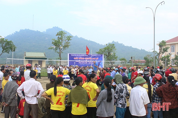 Gần 170 “tuyển thủ” tham gia Giải bóng chuyền hơi nữ người cao tuổi Lộc Hà