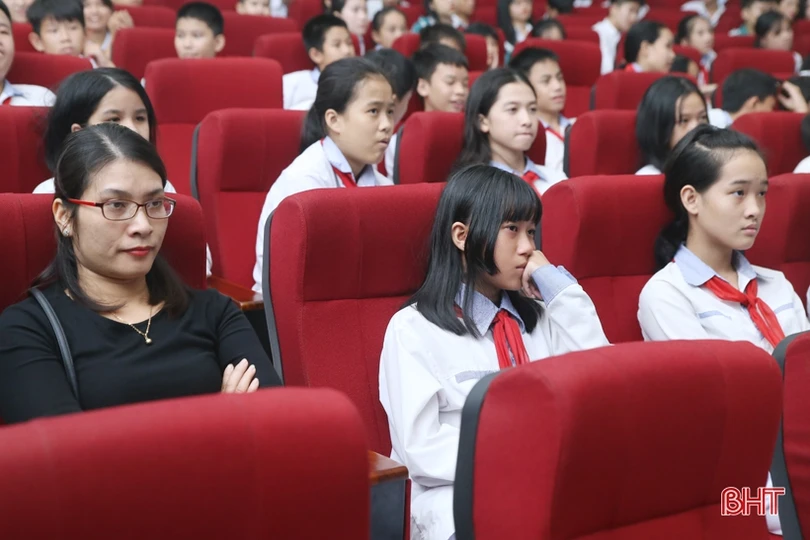 Lãnh đạo tỉnh tặng hoa chúc mừng nhà văn Đức gốc Hà Tĩnh Isabelle Muler