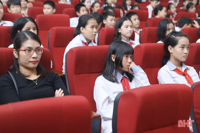 Lãnh đạo tỉnh tặng hoa chúc mừng nhà văn Đức gốc Hà Tĩnh Isabelle Muler