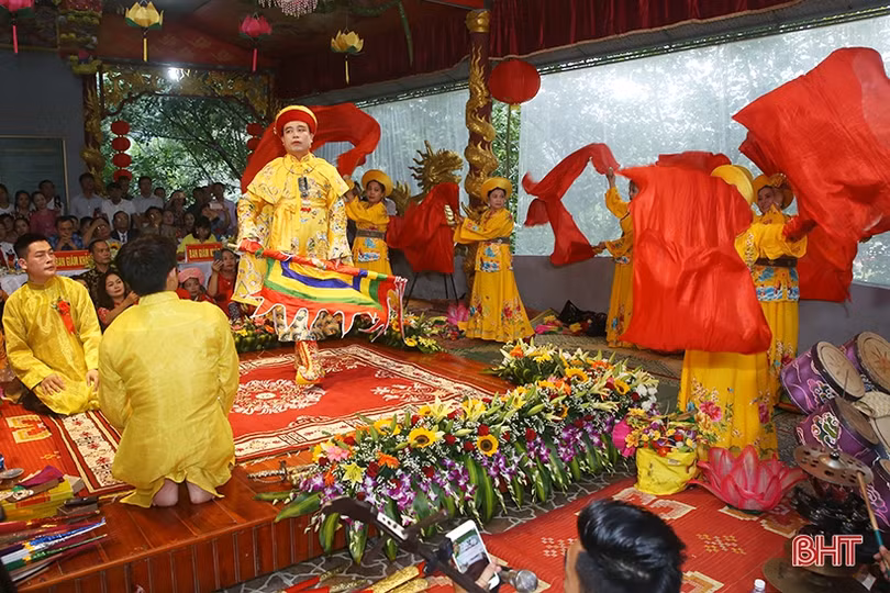 Những tiết mục hầu đồng, hát chầu văn đặc sắc tại Liên hoan Thực hành tín ngưỡng thờ Mẫu Tam phủ ở Hà Tĩnh