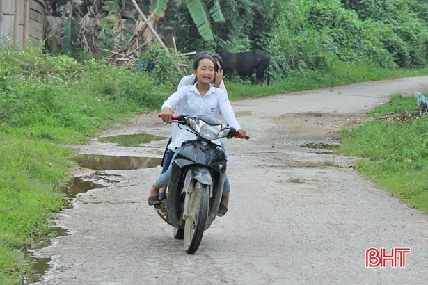 Học sinh cấp 2 đầu trần phi xe máy như bay đến trường