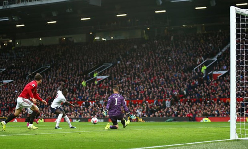 VAR giúp MU chặn đứng chuỗi trận toàn thắng của Liverpool
