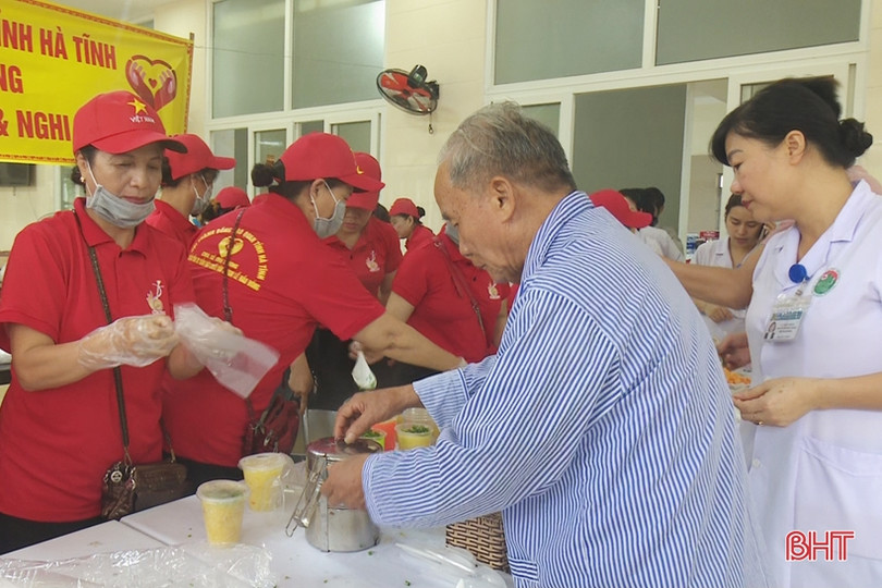 Hơn 600 suất cháo miễn phí đến với bệnh nhân điều trị tại BVĐK Hà Tĩnh