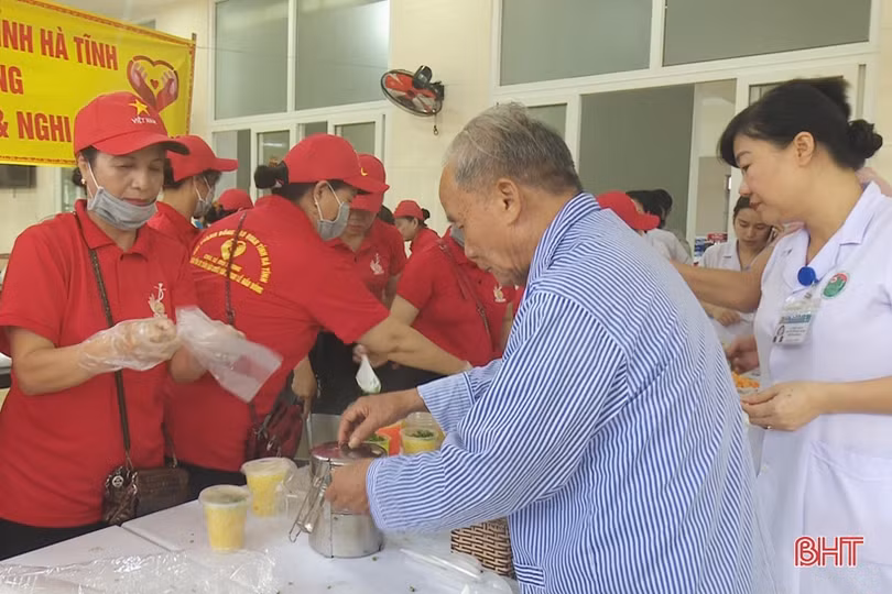 Hơn 600 suất cháo miễn phí đến với bệnh nhân điều trị tại BVĐK Hà Tĩnh