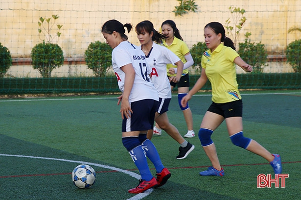 Công an TP Hà Tĩnh bảo vệ thành công chức vô địch bóng đá nữ thanh niên