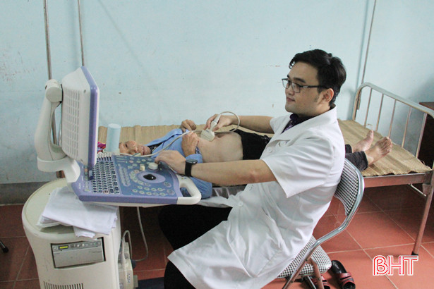 Khám, cấp thuốc miễn phí cho hơn 100 người cao tuổi, gia đình chính sách ở Nghi Xuân