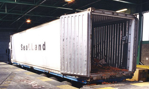 Chiếc xe container chở 60 người Trung Quốc từ Hà Lan tới Anh hồi tháng 6/2000. Ảnh: PA. Thảm kịch từng khiến 58 người Trung Quốc chết ngạt trong container