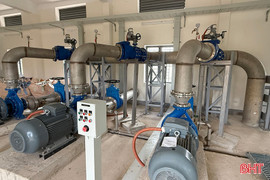 Thiếu nước sạch bên... nhà máy nước sạch