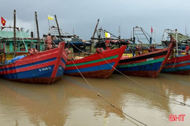 Biển động kéo dài, ngư dân gặp khó 