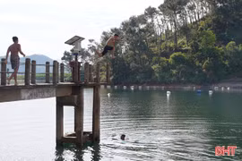 Hiểm họa đuối nước rình rập tại hồ Trại Tiểu