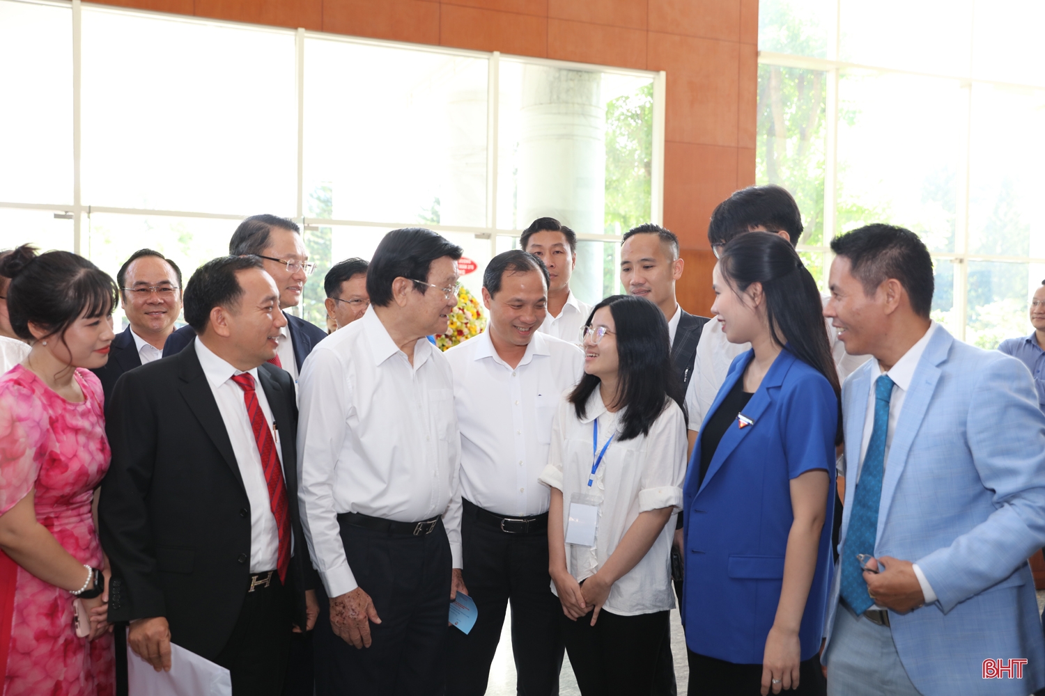 Nguyên Chủ tịch nước Trương Tấn Sang, Bí thư Tỉnh ủy Hoàng Trung Dũng trò chuyện với các sinh viên tại chương trình gặp mặt thanh niên, sinh viên Hà Tĩnh tiêu biểu tại TP Hồ Chí Minh và doanh nhân Hà Tĩnh khu vực phía Nam (tháng 11/2023). Phát huy đoàn kết, nhân lên các giá trị truyền thống, đưa Hà Tĩnh phát triển toàn diện, bền vững