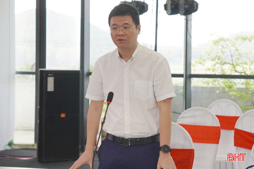 Phó Tổng Giám đốc Công ty CP Thực phẩm xuất khẩu Đồng Giao Đinh Gia Nghĩa giới thiệu sản phẩm dứa Cayen. z5277984403162_1593c4bc9360d5379c685c9d866e747d.jpg
