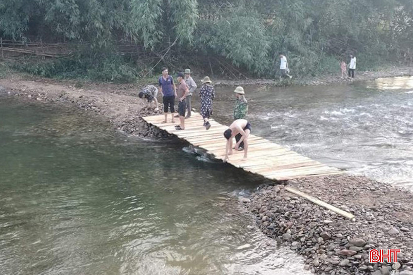 Năm 2023, anh Hoàng Văn Cương đã bỏ vốn làm cầu bắc qua sông nhưng chỉ được ít tháng thì bị cuốn trôi sau trận mưa lớn. Năm 2023, anh Hoàng Văn Cương đã bỏ vốn làm cầu bắc qua sông nhưng chỉ được ít tháng thì bị cuốn trôi sau trận mưa lớn.